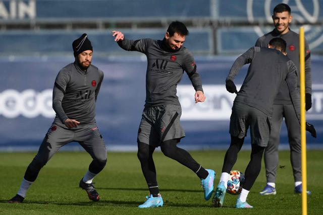 伊朗女足悄悄发出求救手势？